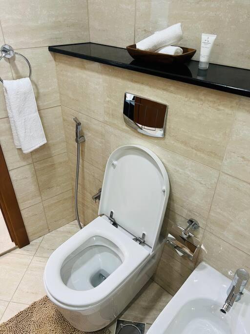 1 Bed Apartment With Sea View, Pool, Gym & Free Parking In Dubai Marina Exterior photo