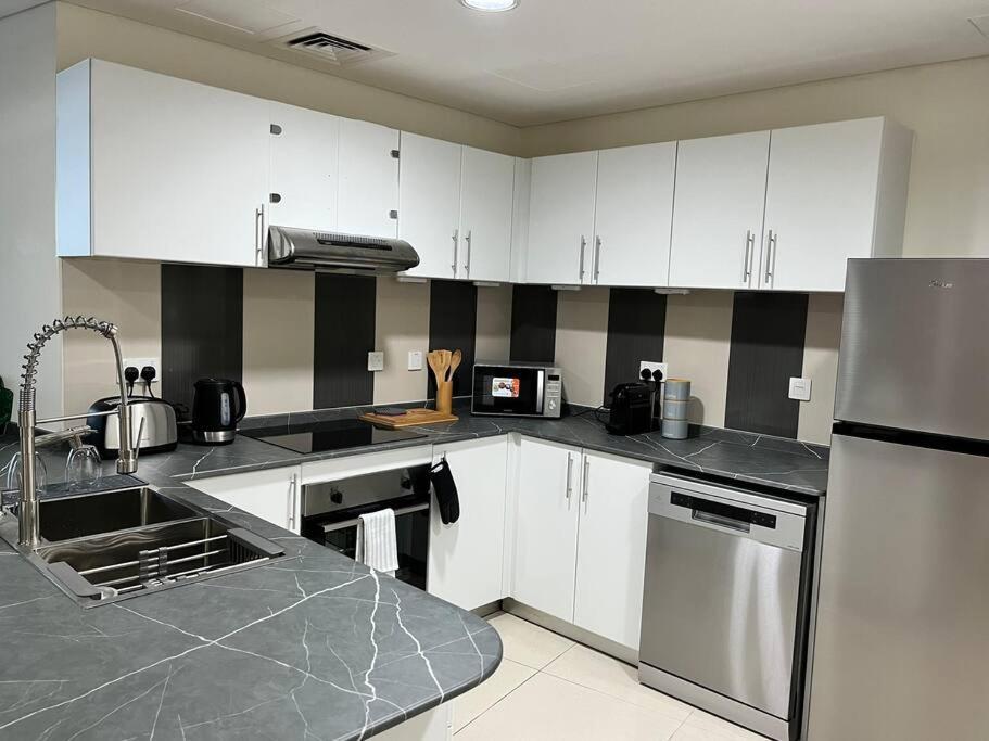 1 Bed Apartment With Sea View, Pool, Gym & Free Parking In Dubai Marina Exterior photo